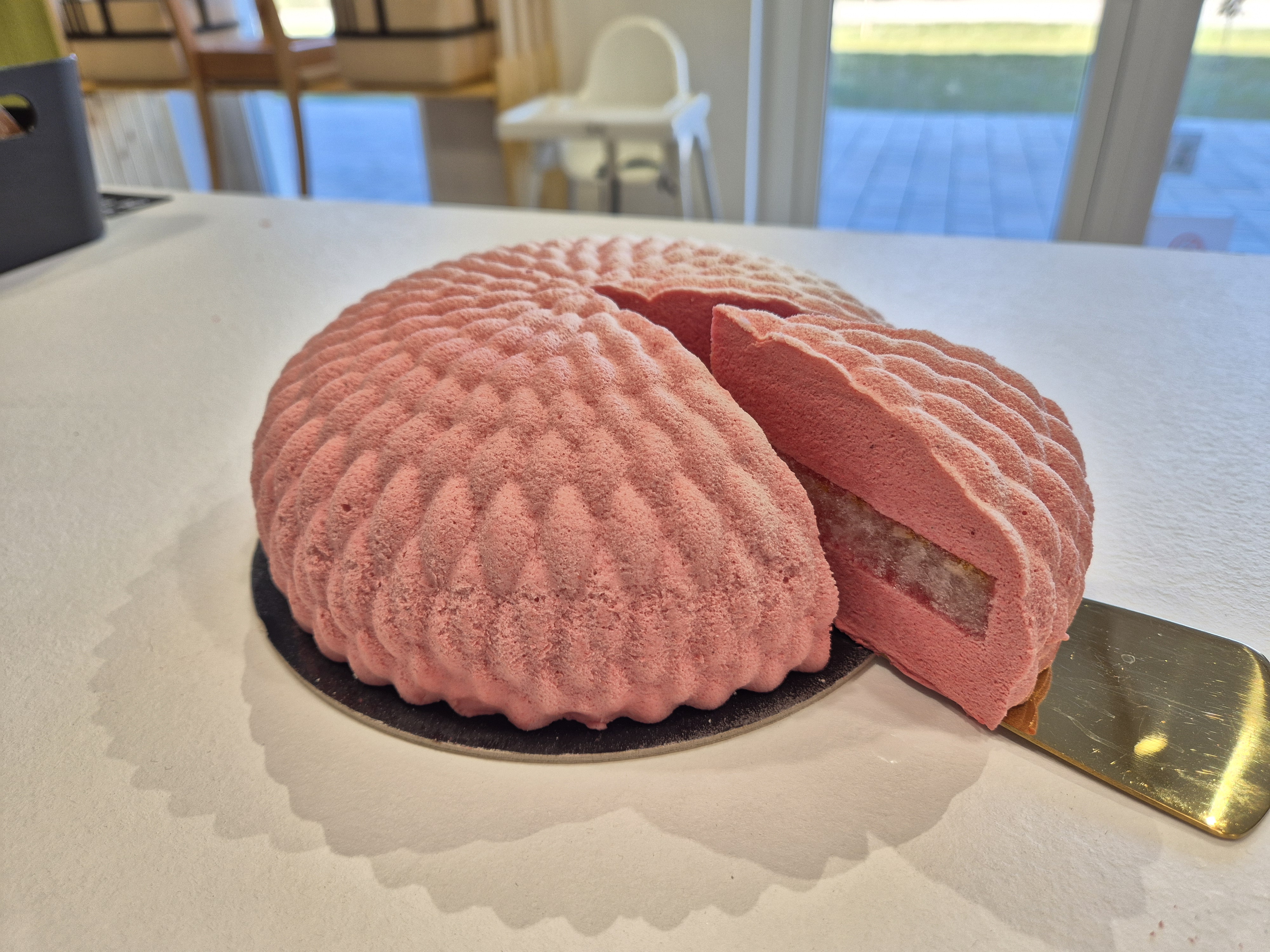 Málna-yuzu mousse torta