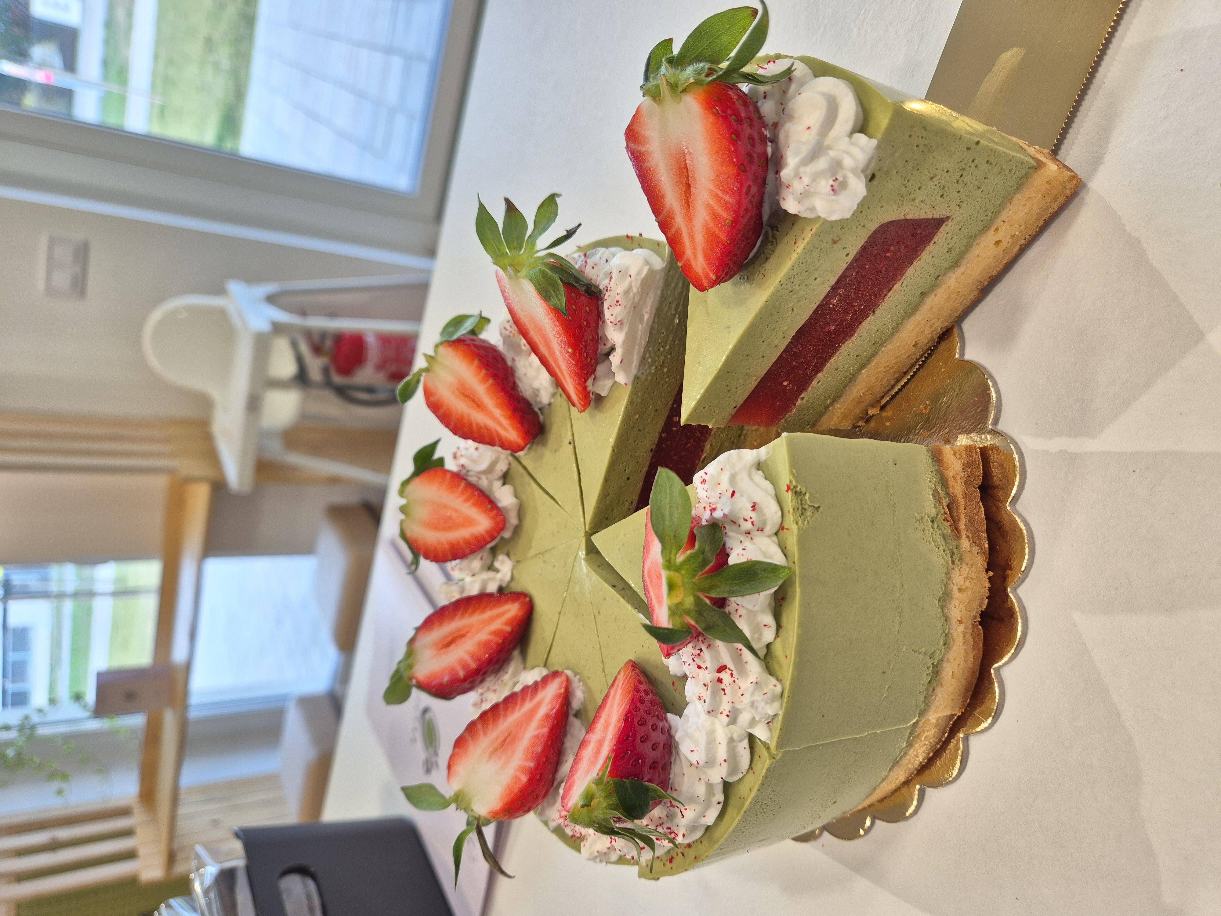 Matcha-epres mousse torta